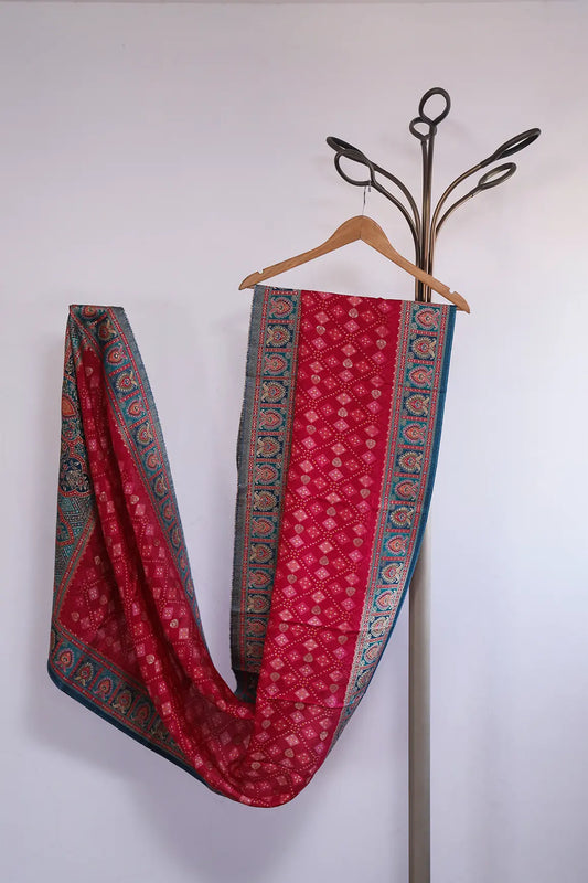 AIzaSyBcstauz-XMPRhEY21AUzeo032pxrXB5Ug - Fuchsia Pure Viscose Dola Silk Jacquard Print Dupatta