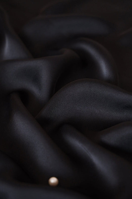 AIzaSyBcstauz-XMPRhEY21AUzeo032pxrXB5Ug - Black Dyed Georgette Satin Fabric