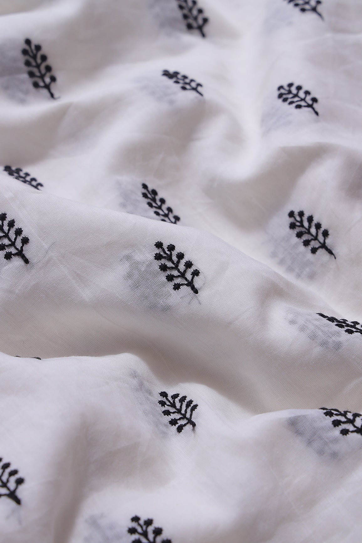 AIzaSyBcstauz-XMPRhEY21AUzeo032pxrXB5Ug - Black Thread Leafy Embroidery On White Pure Mul Cotton Fabric