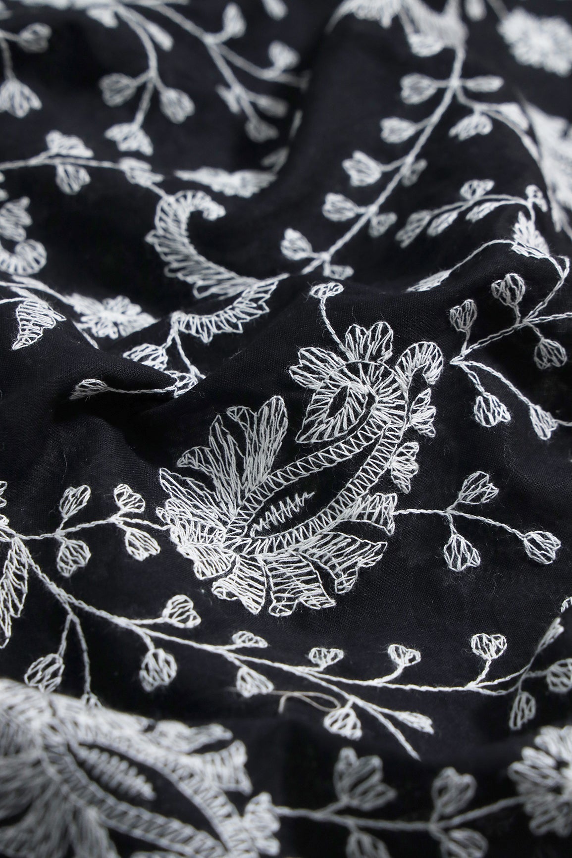 AIzaSyBcstauz-XMPRhEY21AUzeo032pxrXB5Ug - Beautiful White Thread Floral Paisley Embroidery On Black Pure Mul Cotton Fabric