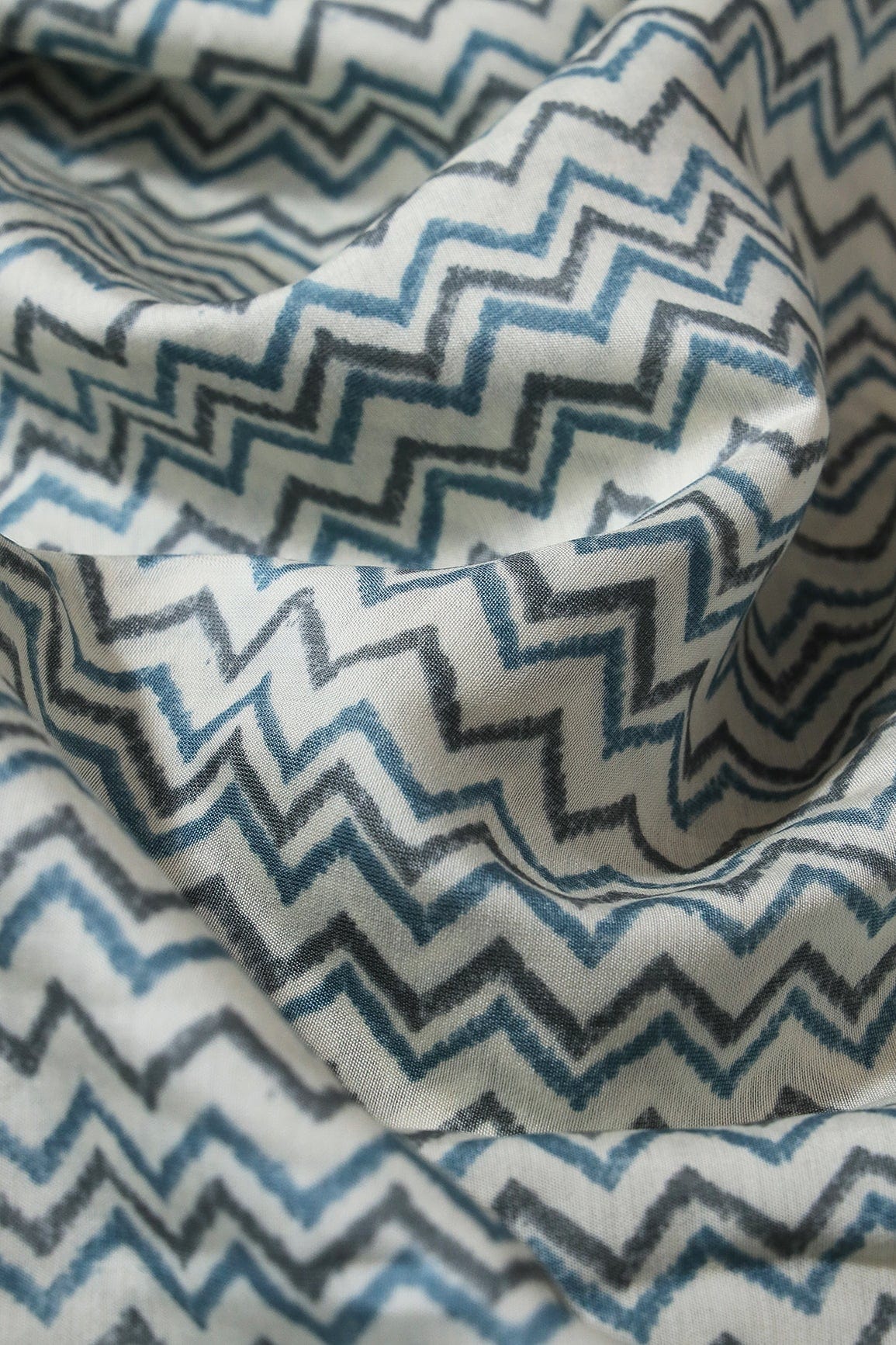 AIzaSyBcstauz-XMPRhEY21AUzeo032pxrXB5Ug - Azzure Blue And Grey Chevron Print On Cream Viscose Chanderi Silk Fabric