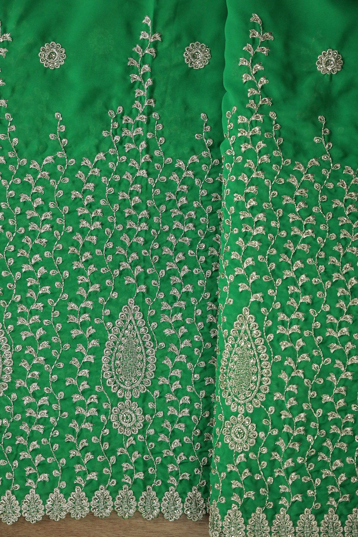 AIzaSyBcstauz-XMPRhEY21AUzeo032pxrXB5Ug - Big Width''56'' Silver Zari Leafy Embroidery Work On Green Georgette Fabric With Border