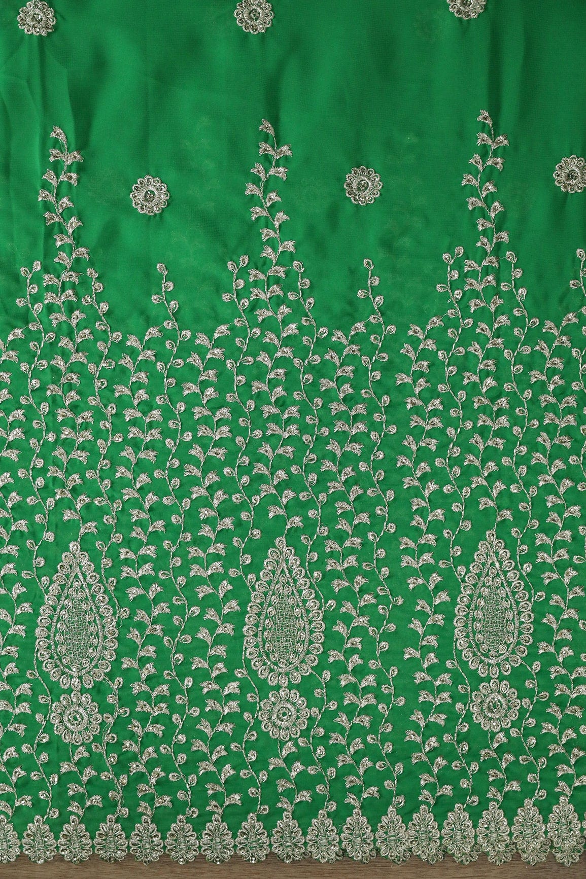 AIzaSyBcstauz-XMPRhEY21AUzeo032pxrXB5Ug - Big Width''56'' Silver Zari Leafy Embroidery Work On Green Georgette Fabric With Border
