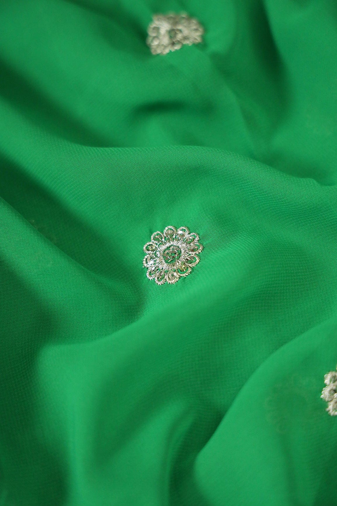AIzaSyBcstauz-XMPRhEY21AUzeo032pxrXB5Ug - Big Width''56'' Silver Zari Leafy Embroidery Work On Green Georgette Fabric With Border