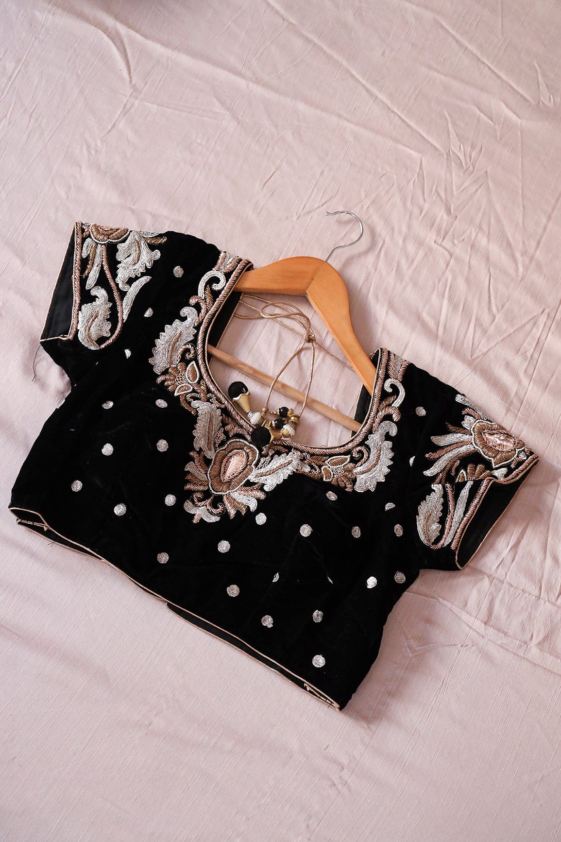 AIzaSyBcstauz-XMPRhEY21AUzeo032pxrXB5Ug - Black Hand Work Embroidery Velvet Stitched Blouse