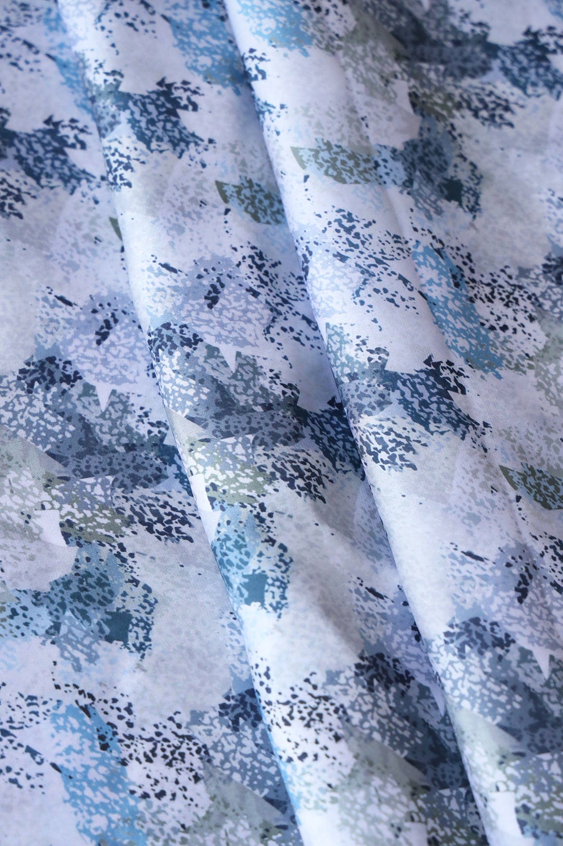 AIzaSyBcstauz-XMPRhEY21AUzeo032pxrXB5Ug - Blue Abstract Pattern Digital Print On White Georgette Satin Fabric