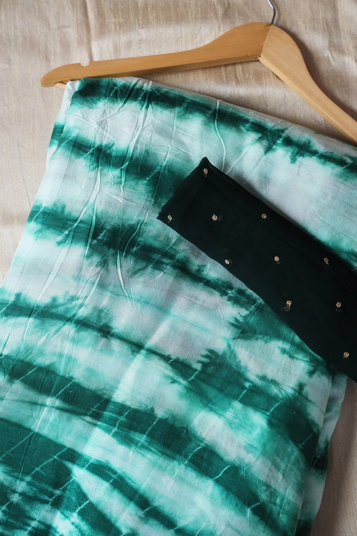 AIzaSyBcstauz-XMPRhEY21AUzeo032pxrXB5Ug - Bottle Green And White saree set (2 Piece)