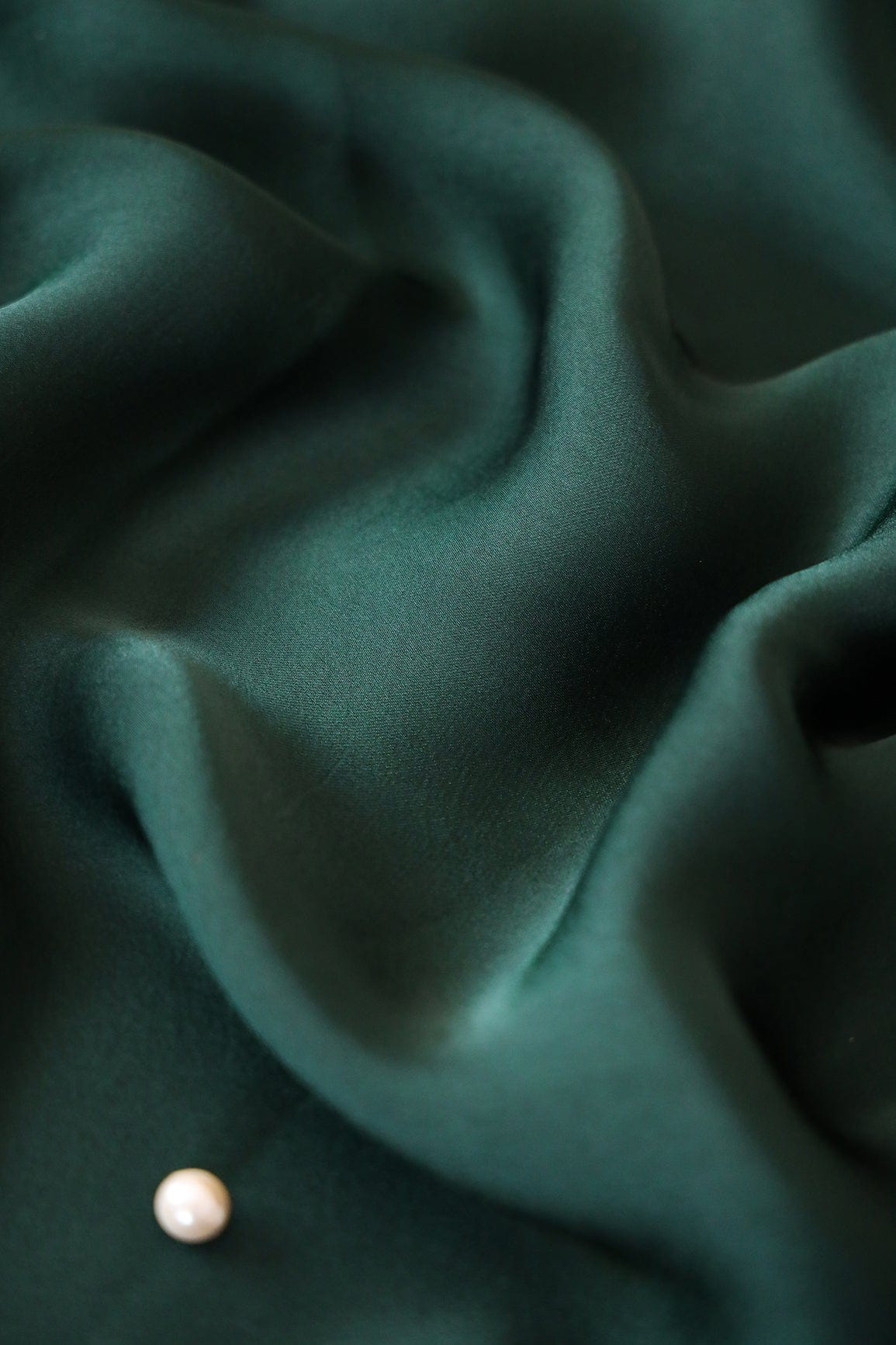 AIzaSyBcstauz-XMPRhEY21AUzeo032pxrXB5Ug - Bottle Green Dyed Georgette Satin Fabric