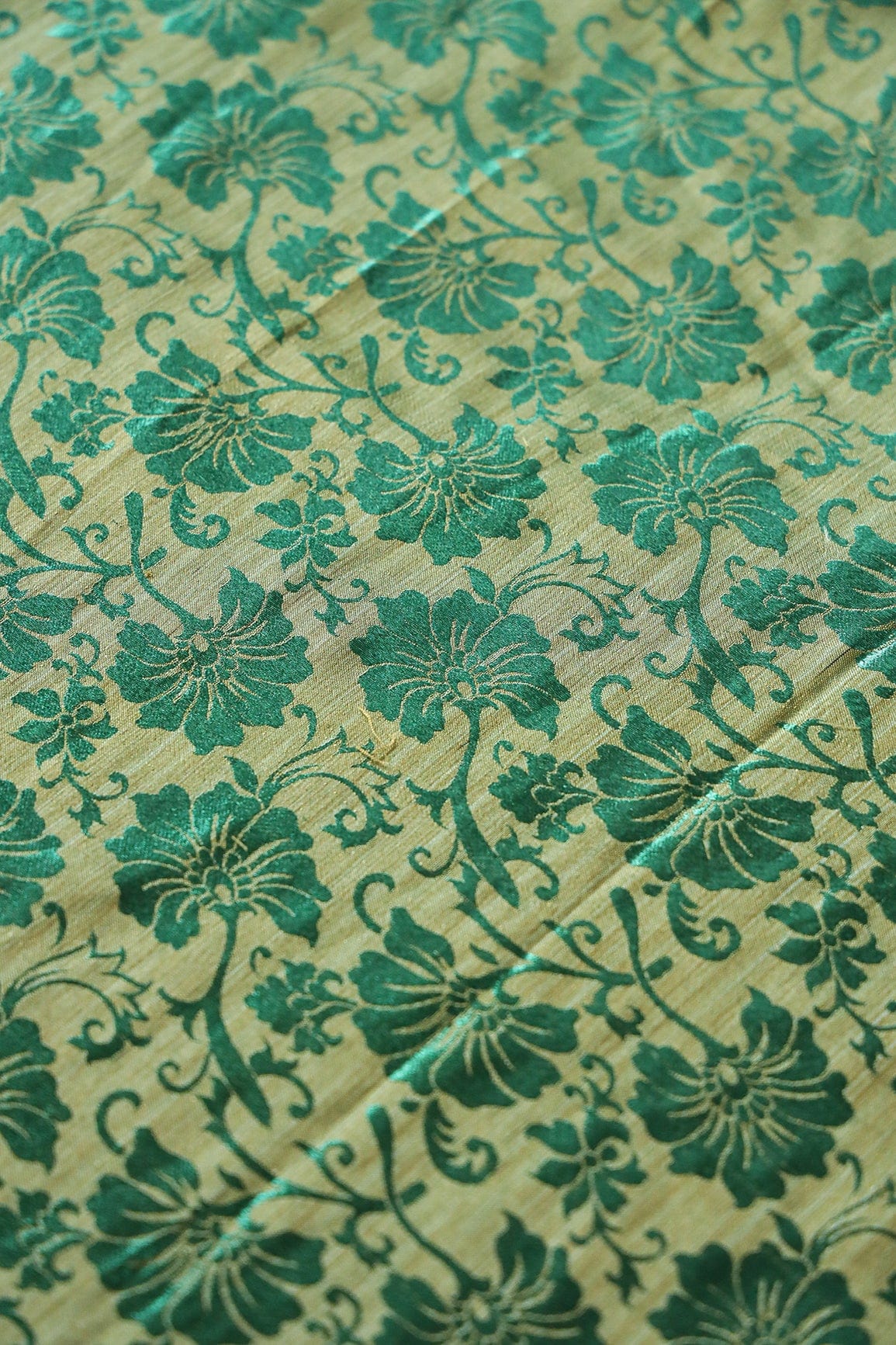 AIzaSyBcstauz-XMPRhEY21AUzeo032pxrXB5Ug - Bottle Green Floral Silk Satin Jute Banarasi Jacquard Fabric
