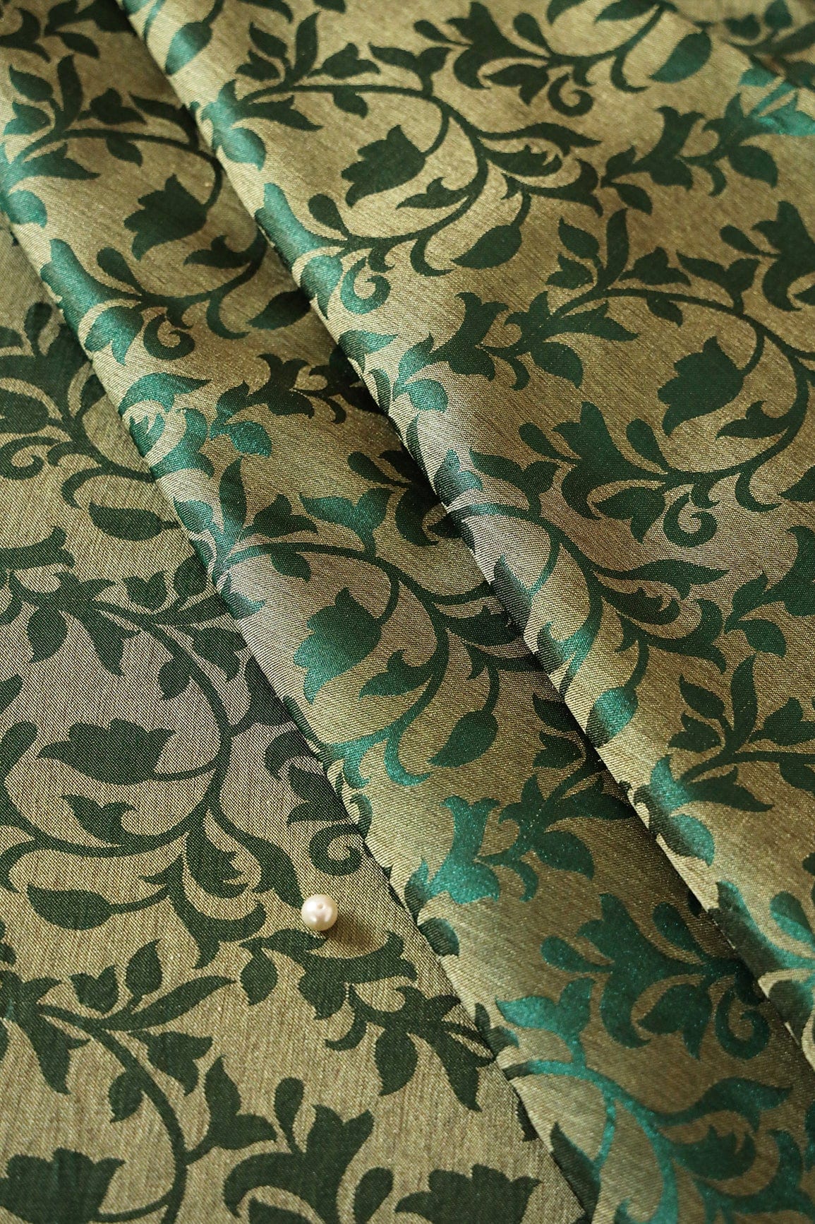 AIzaSyBcstauz-XMPRhEY21AUzeo032pxrXB5Ug - Bottle Green Leafy Silk Satin Jute Banarasi Jacquard Fabric