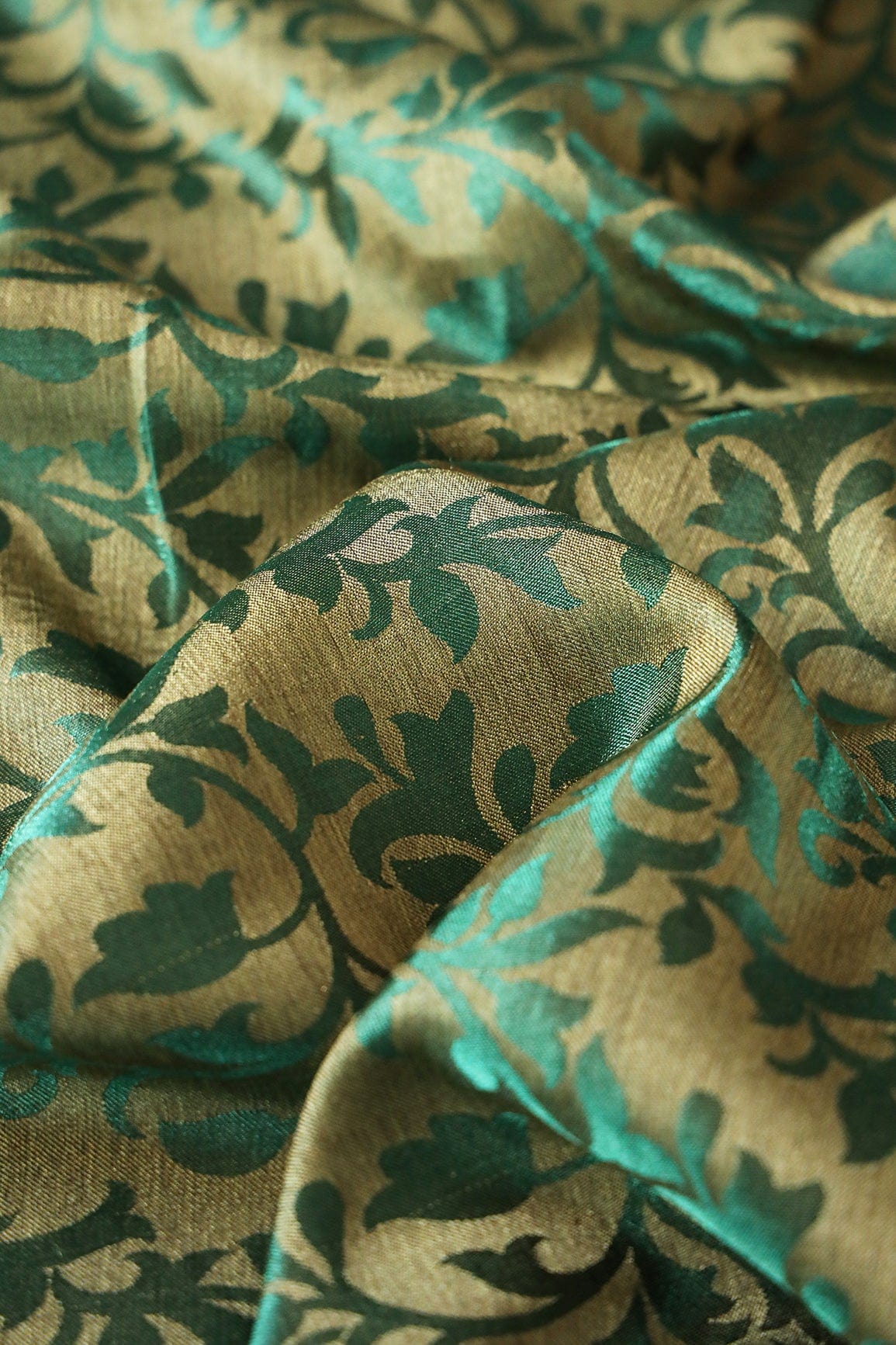 AIzaSyBcstauz-XMPRhEY21AUzeo032pxrXB5Ug - Bottle Green Leafy Silk Satin Jute Banarasi Jacquard Fabric