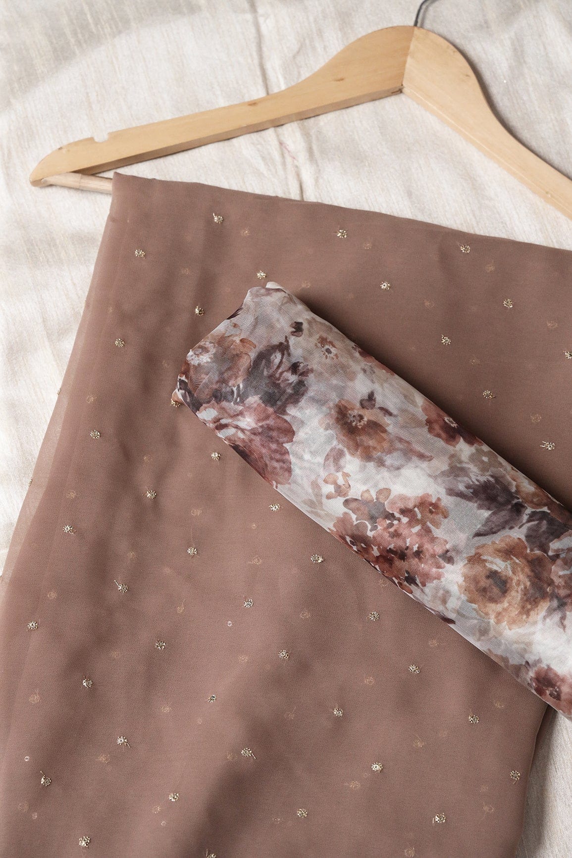 AIzaSyBcstauz-XMPRhEY21AUzeo032pxrXB5Ug - Brown And White Saree set (2 Piece)