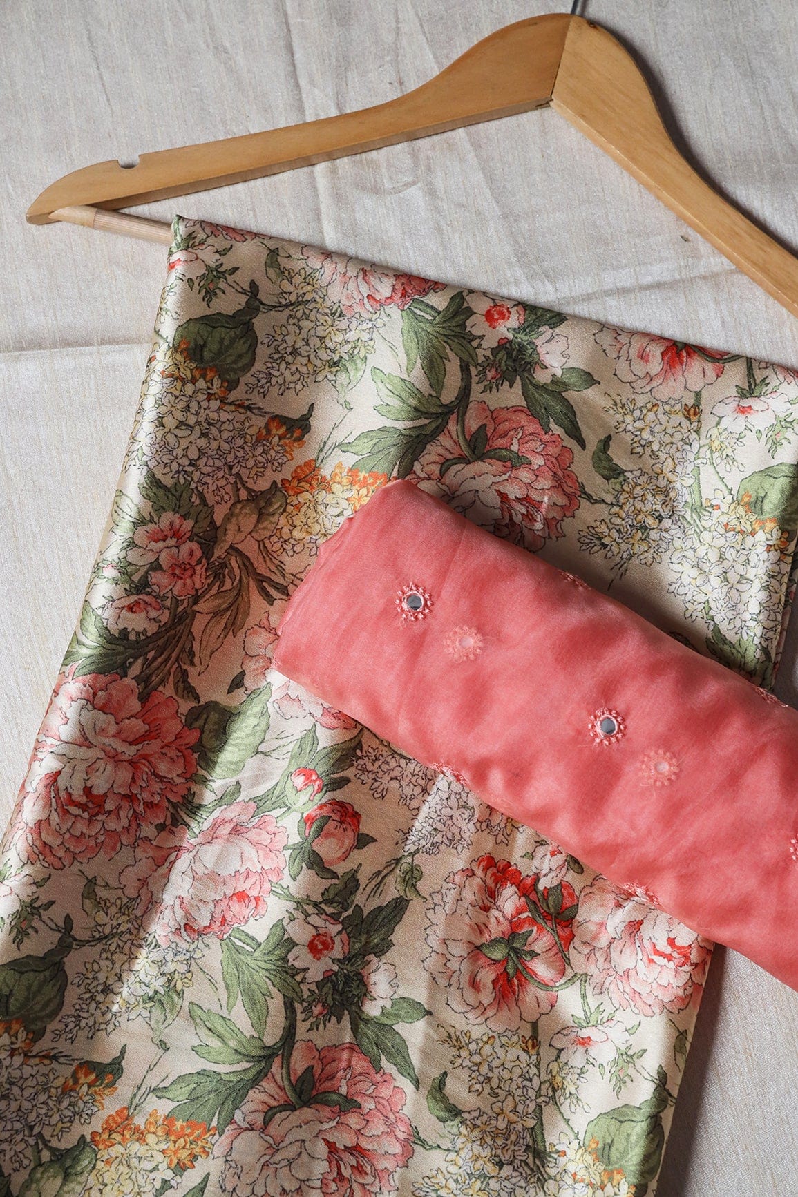 AIzaSyBcstauz-XMPRhEY21AUzeo032pxrXB5Ug - Cream And Coral Pink Saree set (2 Piece)