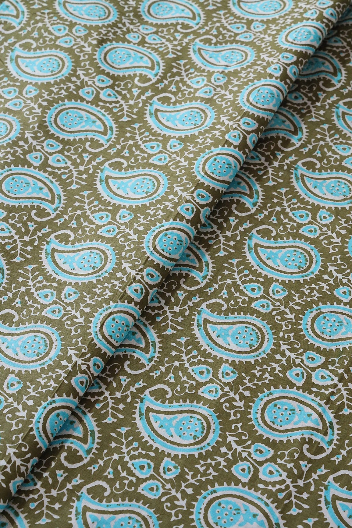 AIzaSyBcstauz-XMPRhEY21AUzeo032pxrXB5Ug - Dark Olive And Sky Blue Paisley Pattern Print On Pure Cotton Fabric