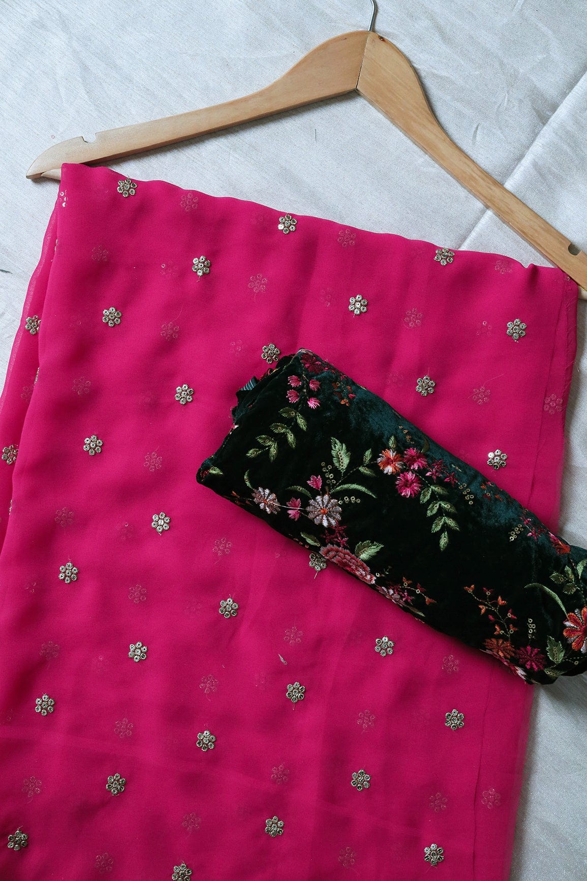 AIzaSyBcstauz-XMPRhEY21AUzeo032pxrXB5Ug - Fuchsia And Bottle Green saree set (2 Piece)