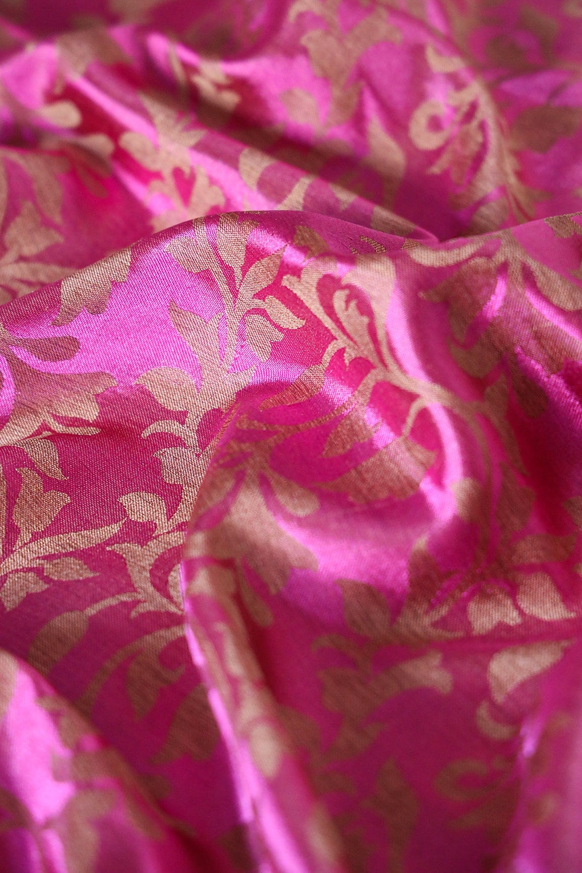 AIzaSyBcstauz-XMPRhEY21AUzeo032pxrXB5Ug - Fuchsia Leafy Silk Satin Jute Banarasi Jacquard Fabric