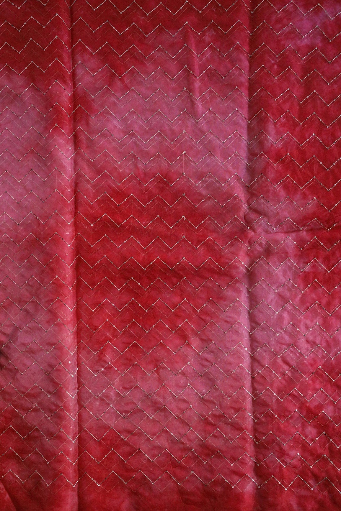 AIzaSyBcstauz-XMPRhEY21AUzeo032pxrXB5Ug - Gold Sequins Chevron Embroidery Work On Tie & Dye Red Organza Fabric