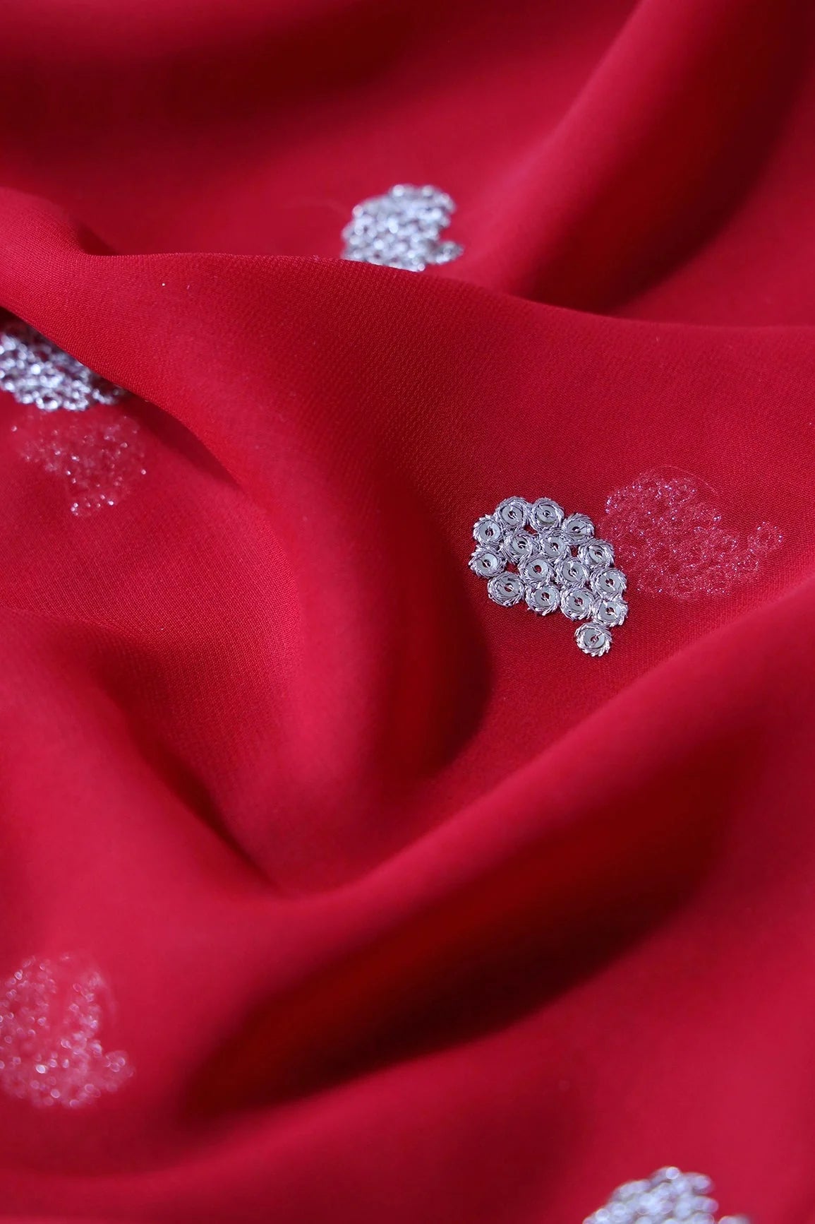 AIzaSyBcstauz-XMPRhEY21AUzeo032pxrXB5Ug - Gold Sequins With Gold Zari Paisley Embroidery On Red Georgette Fabric