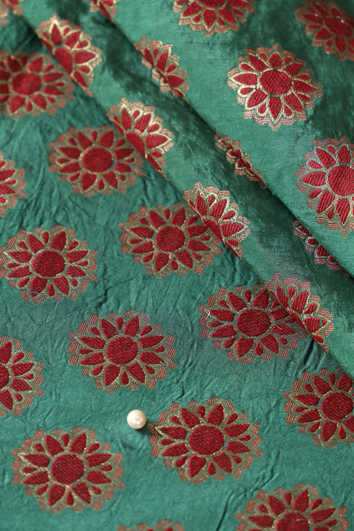 AIzaSyBcstauz-XMPRhEY21AUzeo032pxrXB5Ug - Green And Maroon Floral Butta Silk Gold Zari Banarasi Jacquard Fabric