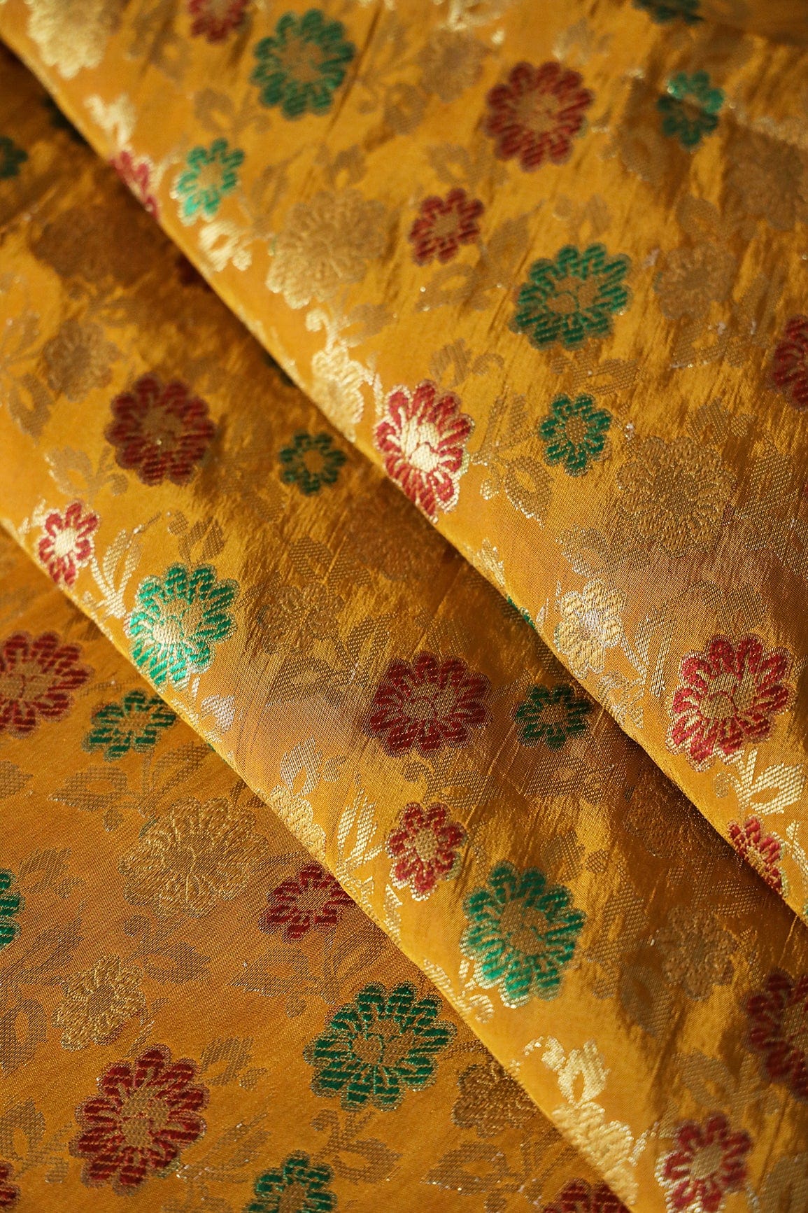 AIzaSyBcstauz-XMPRhEY21AUzeo032pxrXB5Ug - Green And Red Floral Pure Kashmiri Silk Gold Zari Banarasi Jacquard Fabric