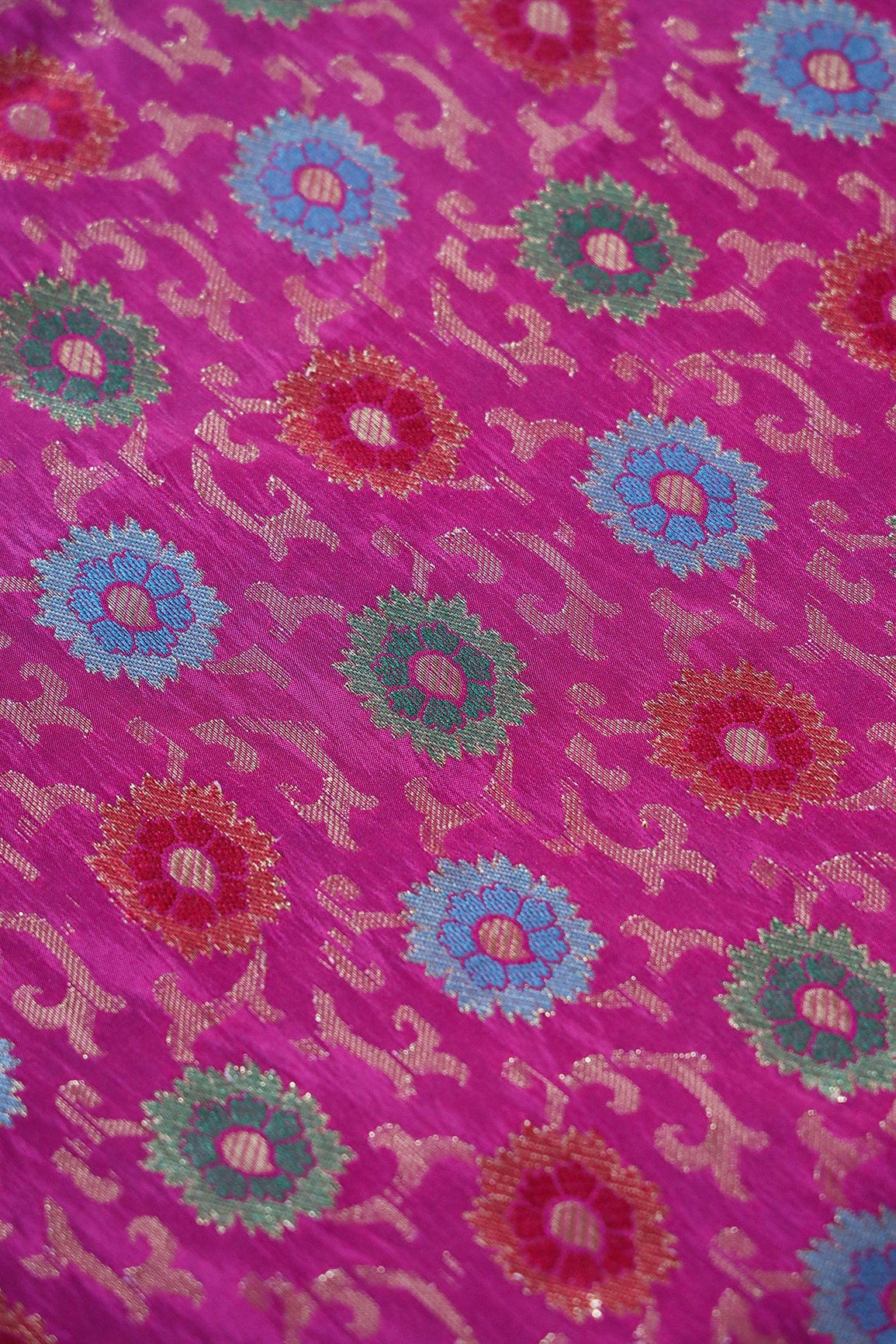 AIzaSyBcstauz-XMPRhEY21AUzeo032pxrXB5Ug - Green And Red Floral Pure Kashmiri Silk Gold Zari Banarasi Jacquard Fabric