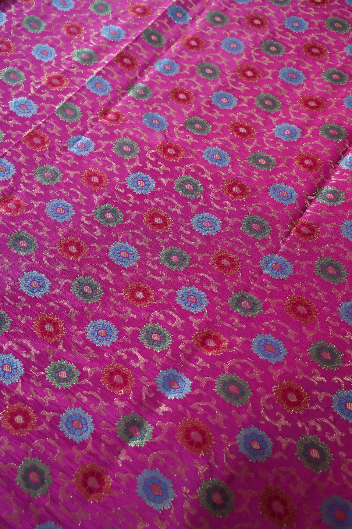 AIzaSyBcstauz-XMPRhEY21AUzeo032pxrXB5Ug - Green And Red Floral Pure Kashmiri Silk Gold Zari Banarasi Jacquard Fabric