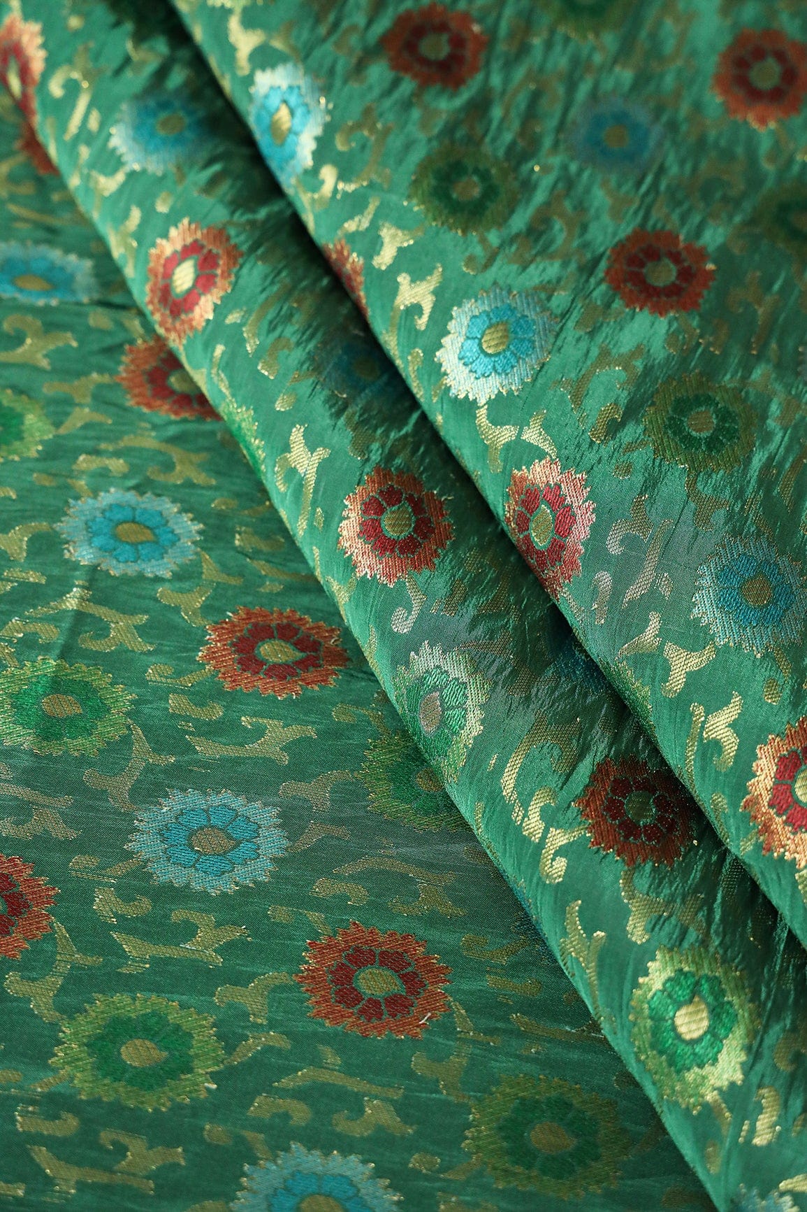 AIzaSyBcstauz-XMPRhEY21AUzeo032pxrXB5Ug - Green And Red Floral Pure Kashmiri Silk Gold Zari Banarasi Jacquard Fabric