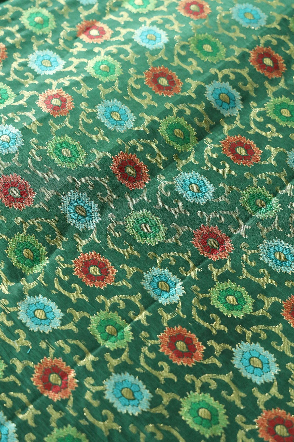 AIzaSyBcstauz-XMPRhEY21AUzeo032pxrXB5Ug - Green And Red Floral Pure Kashmiri Silk Gold Zari Banarasi Jacquard Fabric