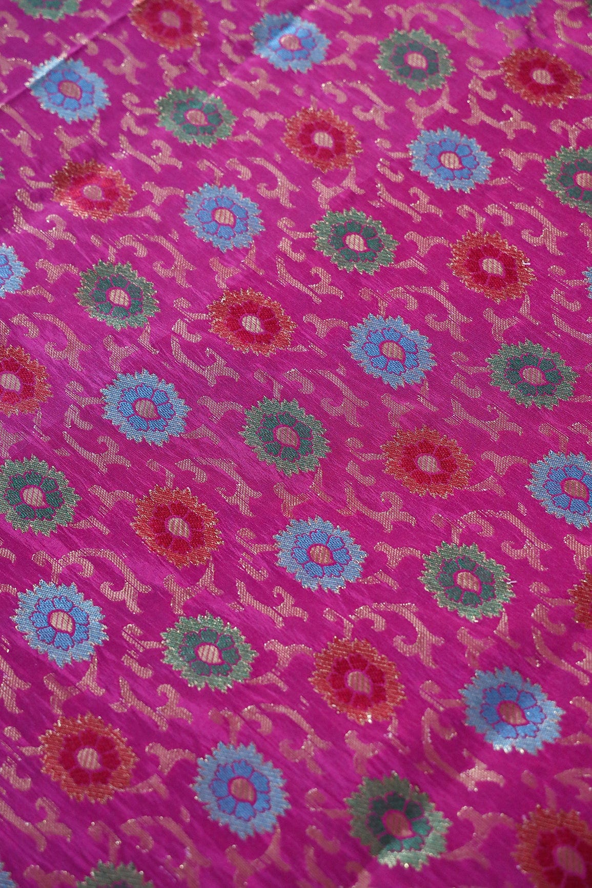 AIzaSyBcstauz-XMPRhEY21AUzeo032pxrXB5Ug - Green And Red Floral Pure Kashmiri Silk Gold Zari Banarasi Jacquard Fabric