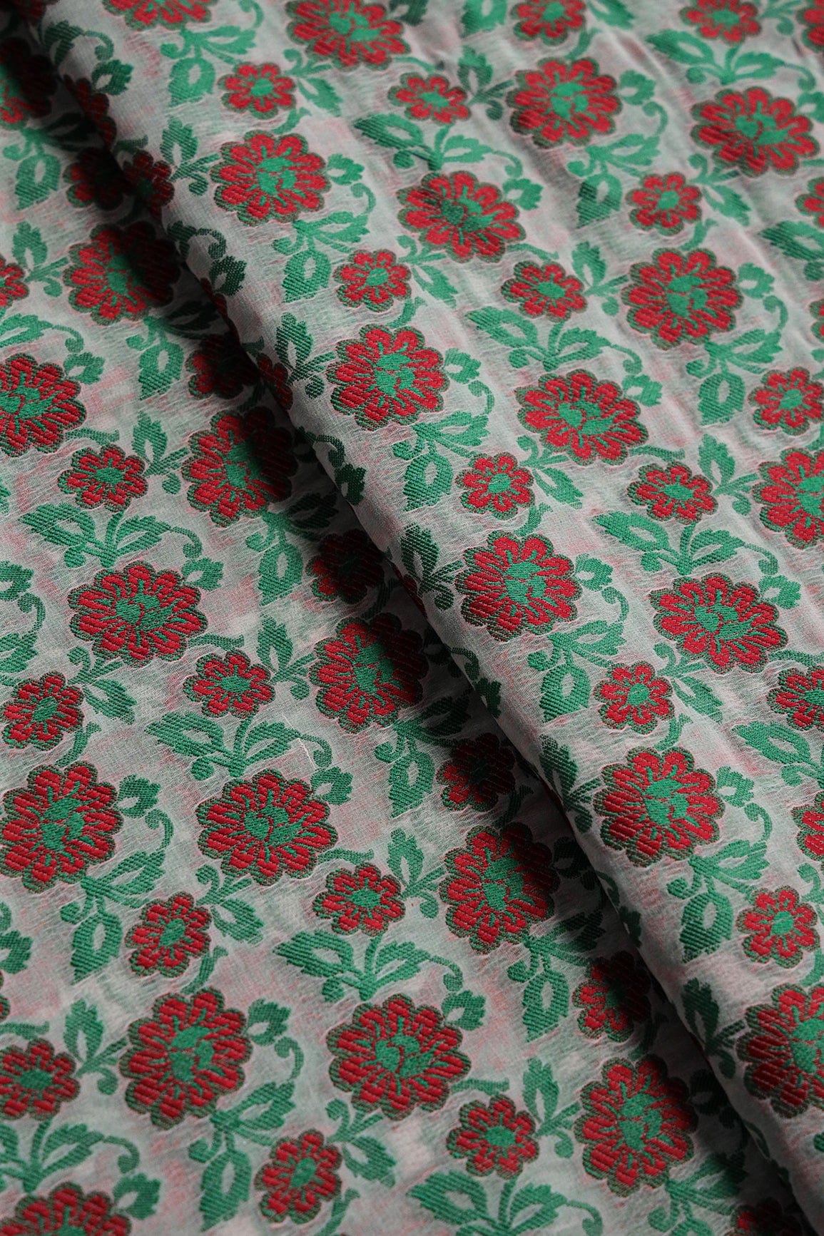 AIzaSyBcstauz-XMPRhEY21AUzeo032pxrXB5Ug - Green And Red Floral Pure Kashmiri Silk Gold Zari Dyeable Banarasi Jacquard Fabric