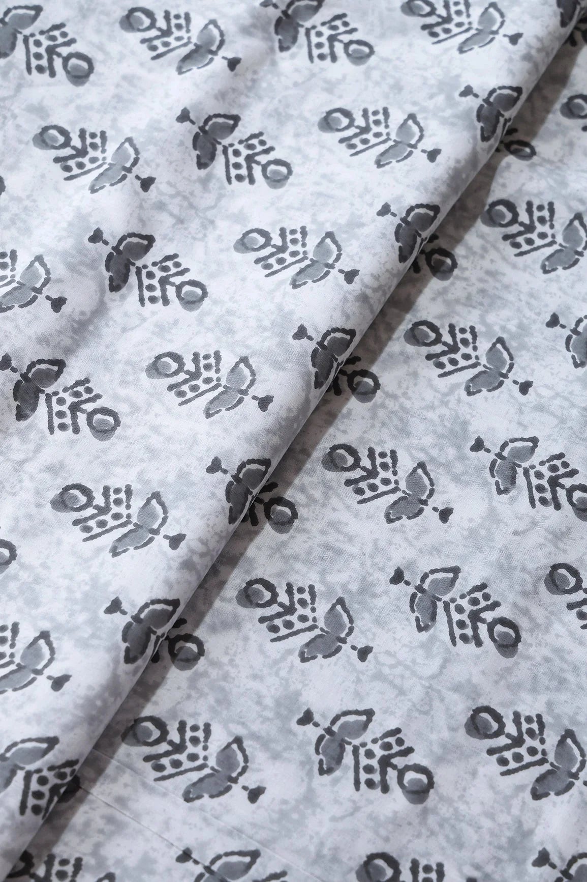 AIzaSyBcstauz-XMPRhEY21AUzeo032pxrXB5Ug - Grey And White Pure Cotton Unstitched Suit Set (2 Piece)