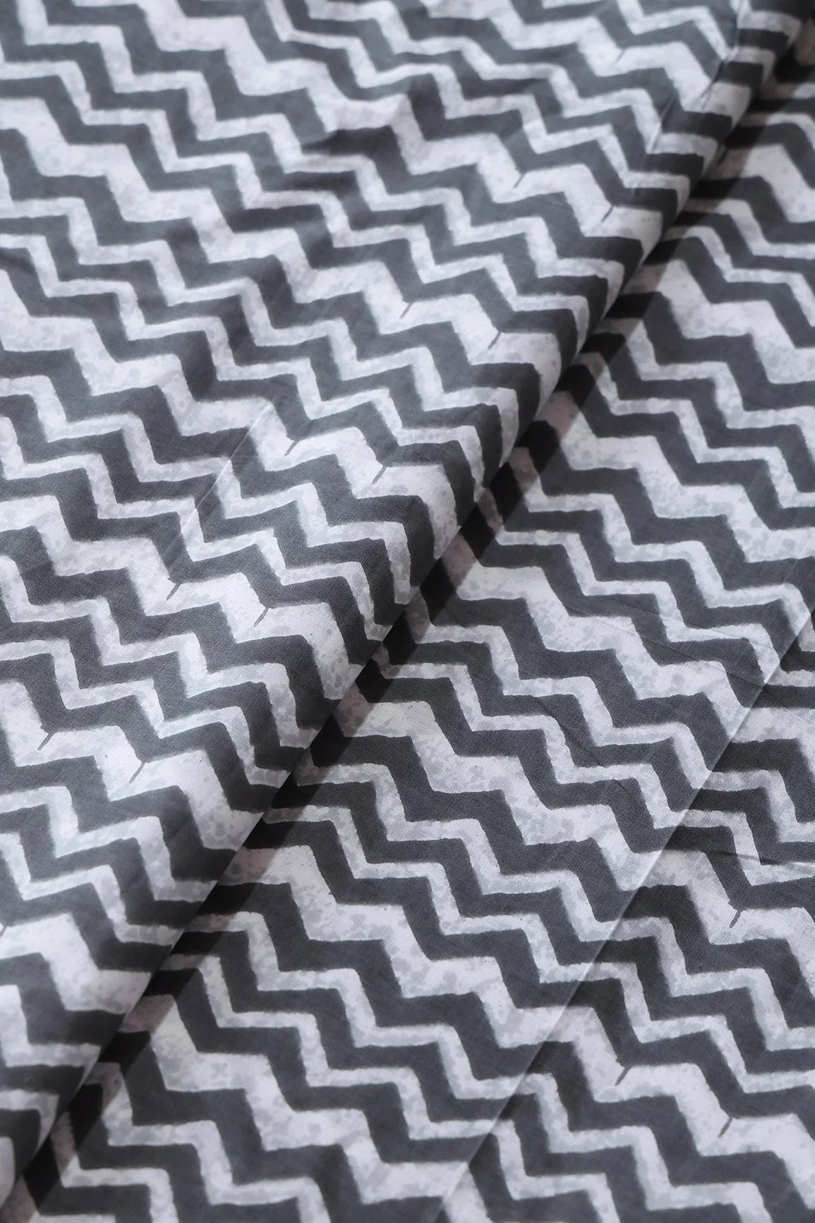 AIzaSyBcstauz-XMPRhEY21AUzeo032pxrXB5Ug - Grey And White Pure Cotton Unstitched Suit Set (2 Piece)