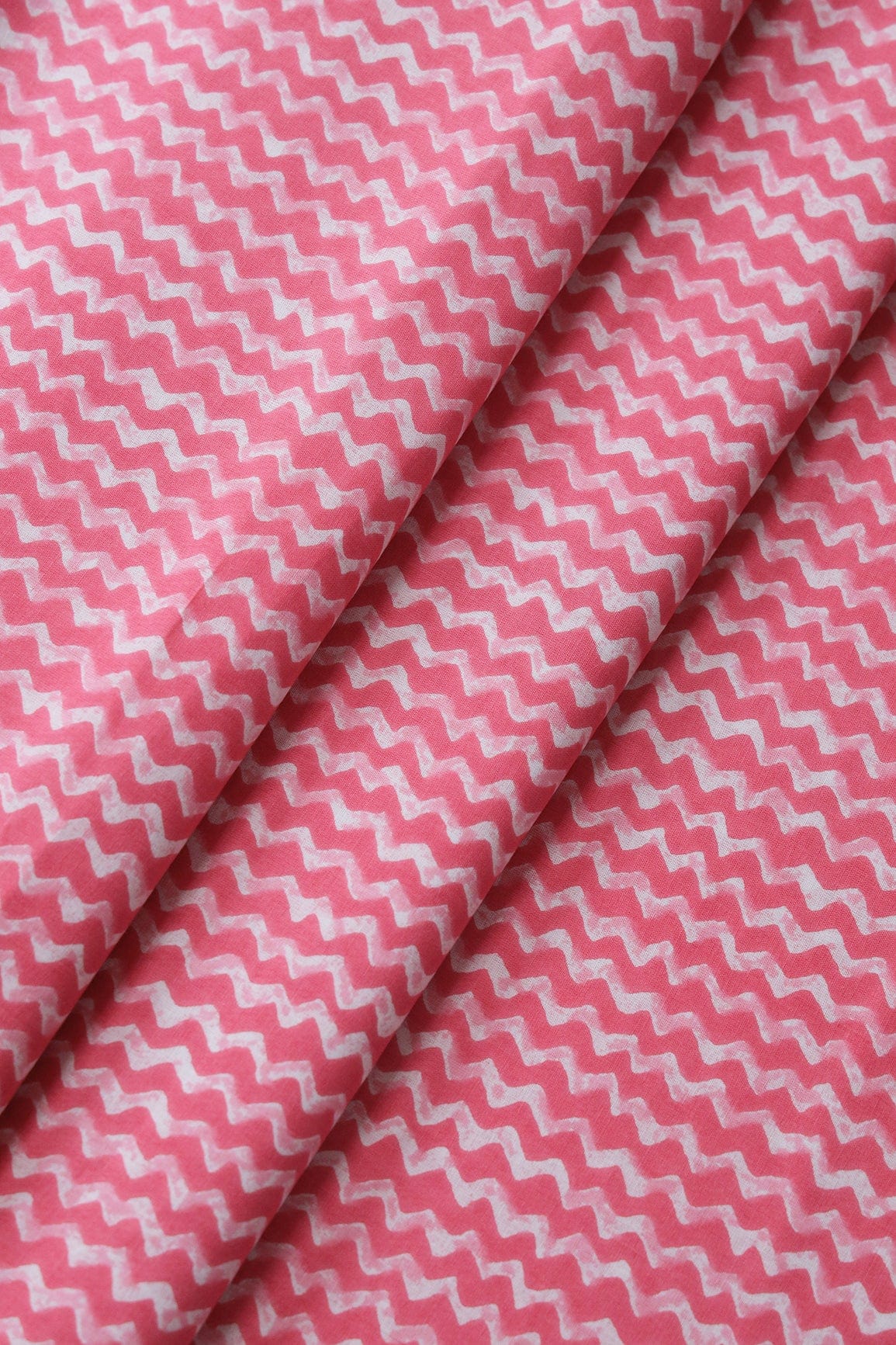 AIzaSyBcstauz-XMPRhEY21AUzeo032pxrXB5Ug - Hot Pink And Pastel Pink Chevron Print On Pure Cotton Fabric