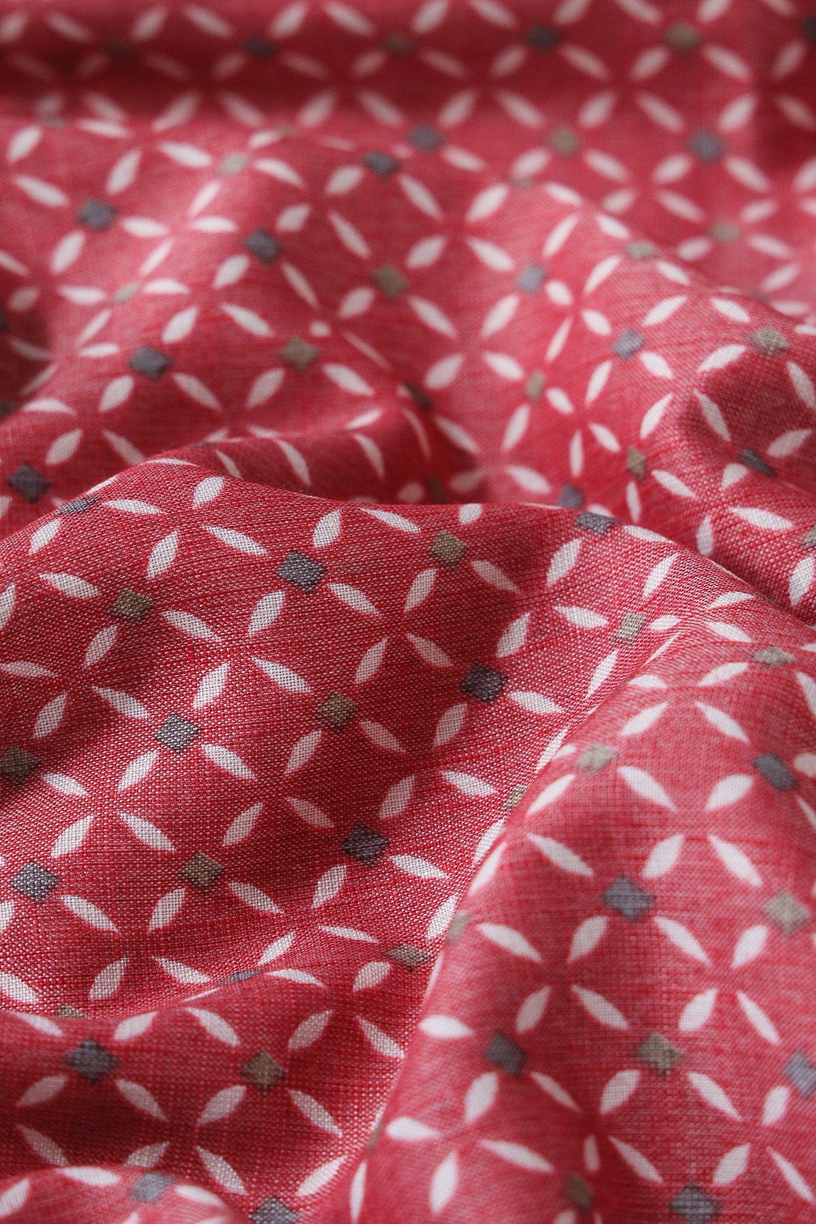 AIzaSyBcstauz-XMPRhEY21AUzeo032pxrXB5Ug - Light Maroon And White Geometric Pattern On Pure Rayon Fabric
