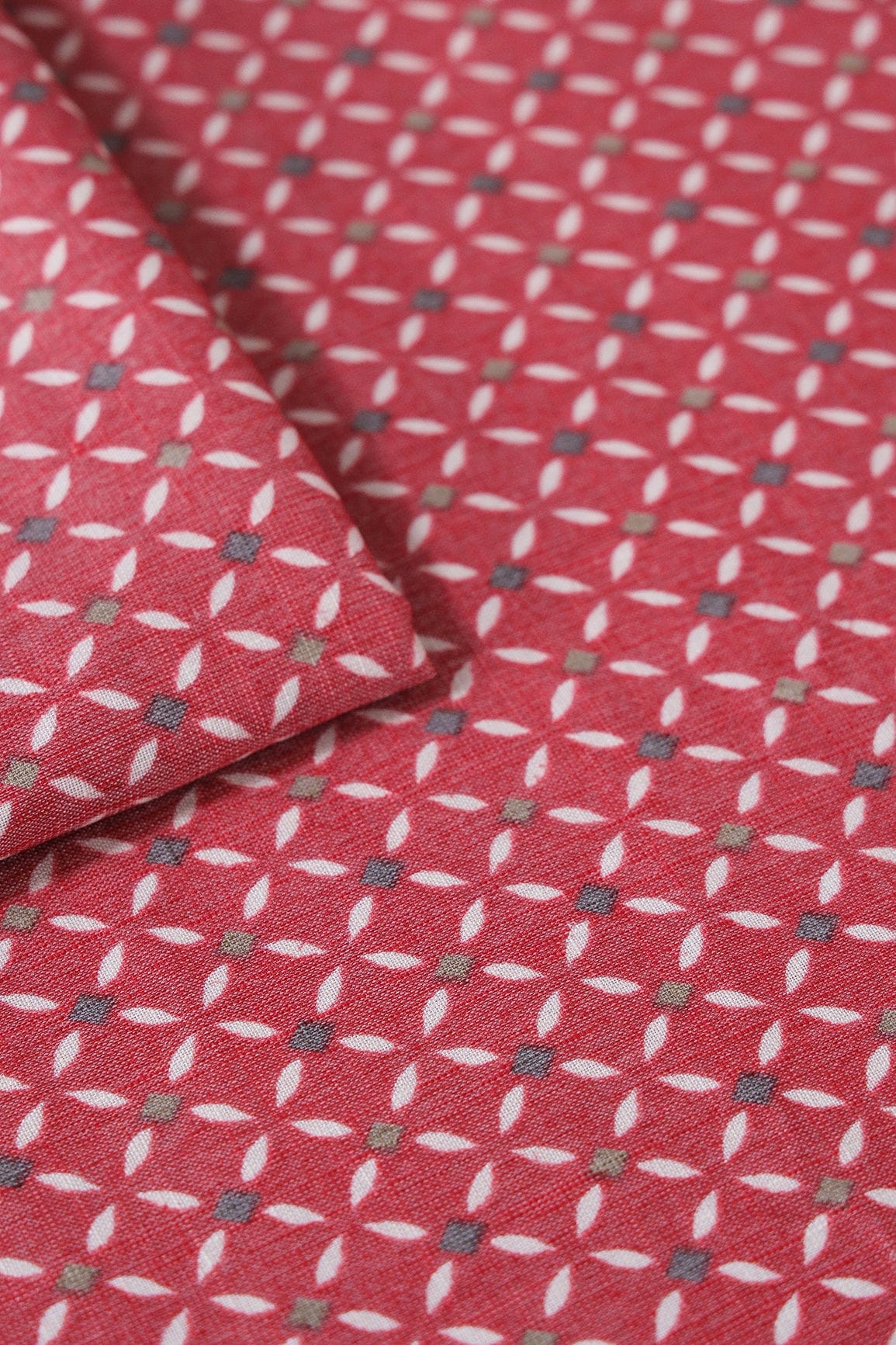 AIzaSyBcstauz-XMPRhEY21AUzeo032pxrXB5Ug - Light Maroon And White Geometric Pattern On Pure Rayon Fabric