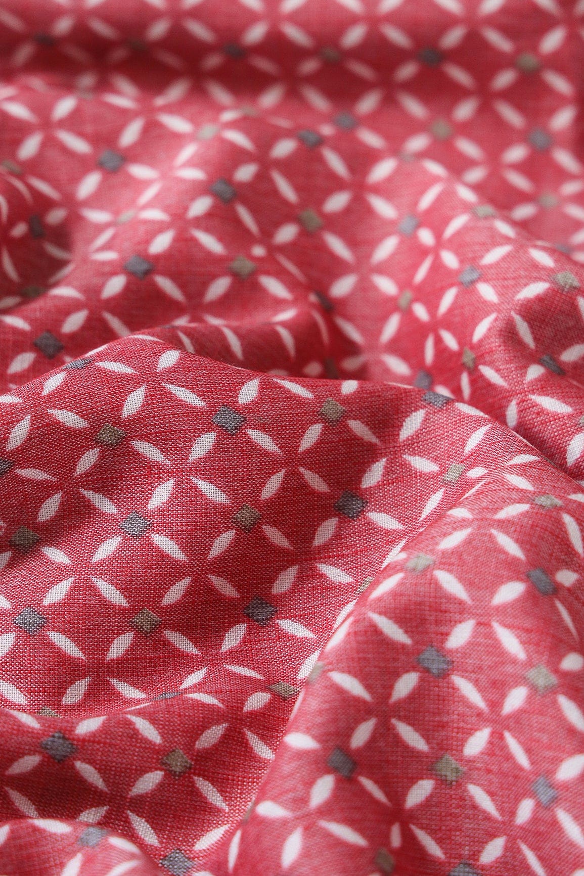 AIzaSyBcstauz-XMPRhEY21AUzeo032pxrXB5Ug - Light Maroon And White Geometric Pattern On Pure Rayon Fabric