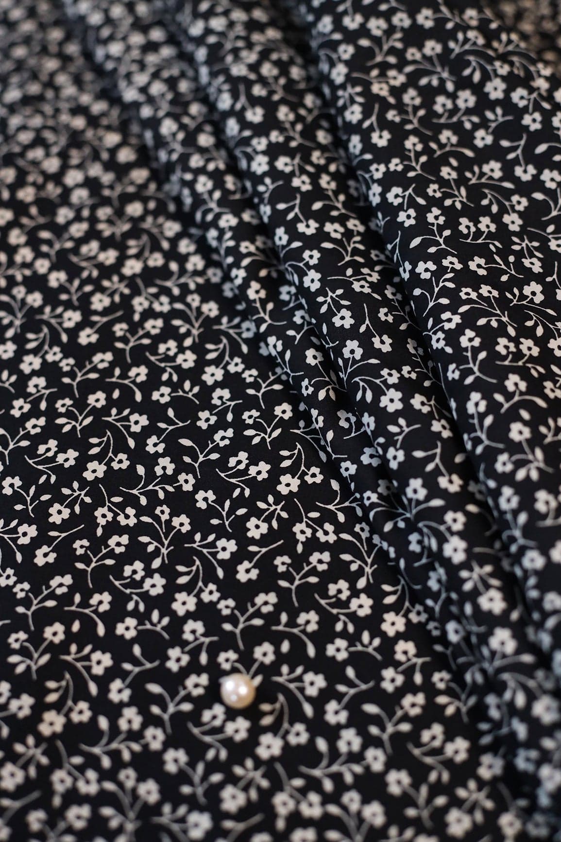 AIzaSyBcstauz-XMPRhEY21AUzeo032pxrXB5Ug - Big Width "56" White Small Floral Digital Print On Black Crepe Satin Fabric