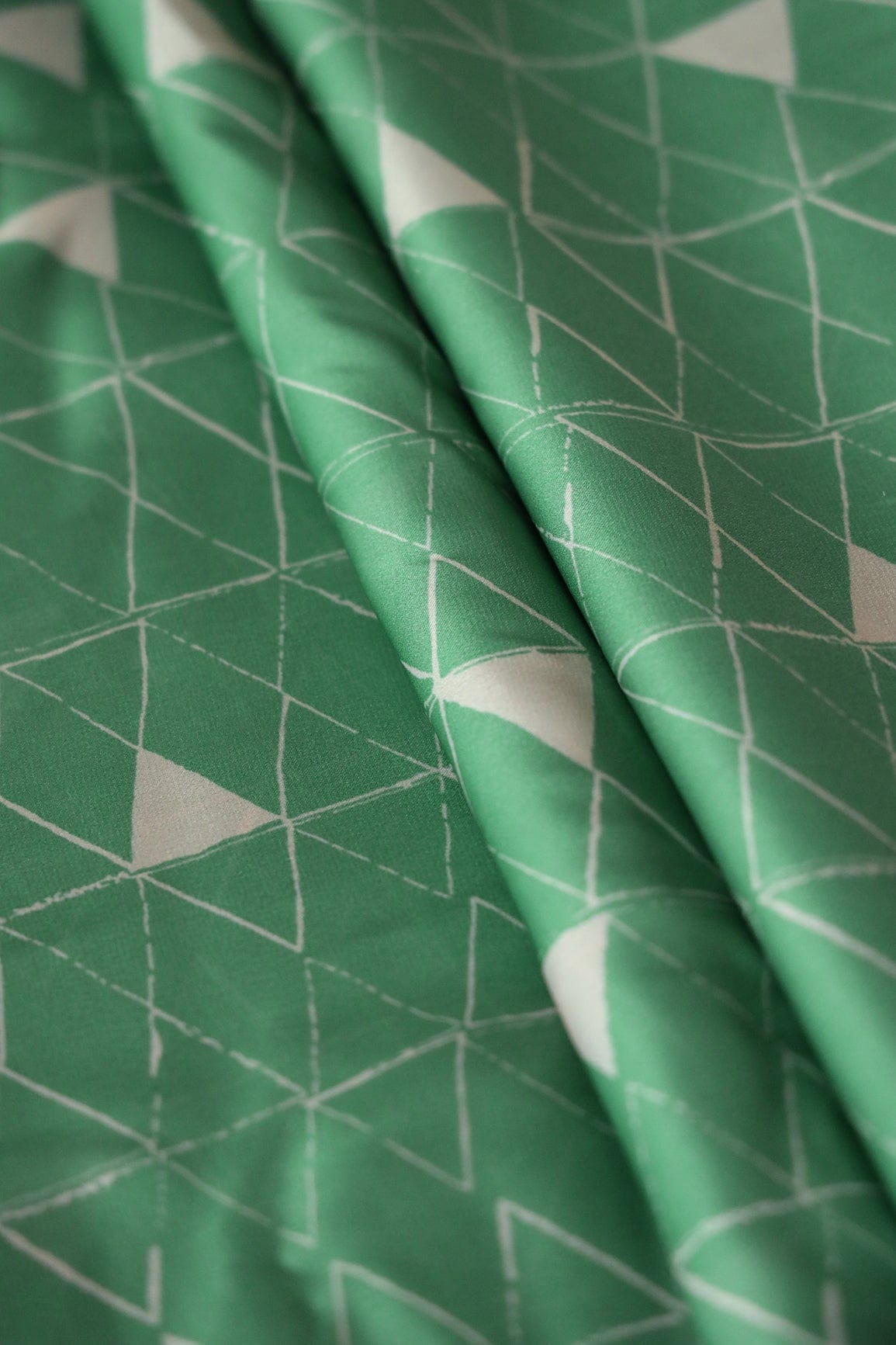 AIzaSyBcstauz-XMPRhEY21AUzeo032pxrXB5Ug - Green And Cream Geometric Pattern Digital Print On Georgette Satin Fabric