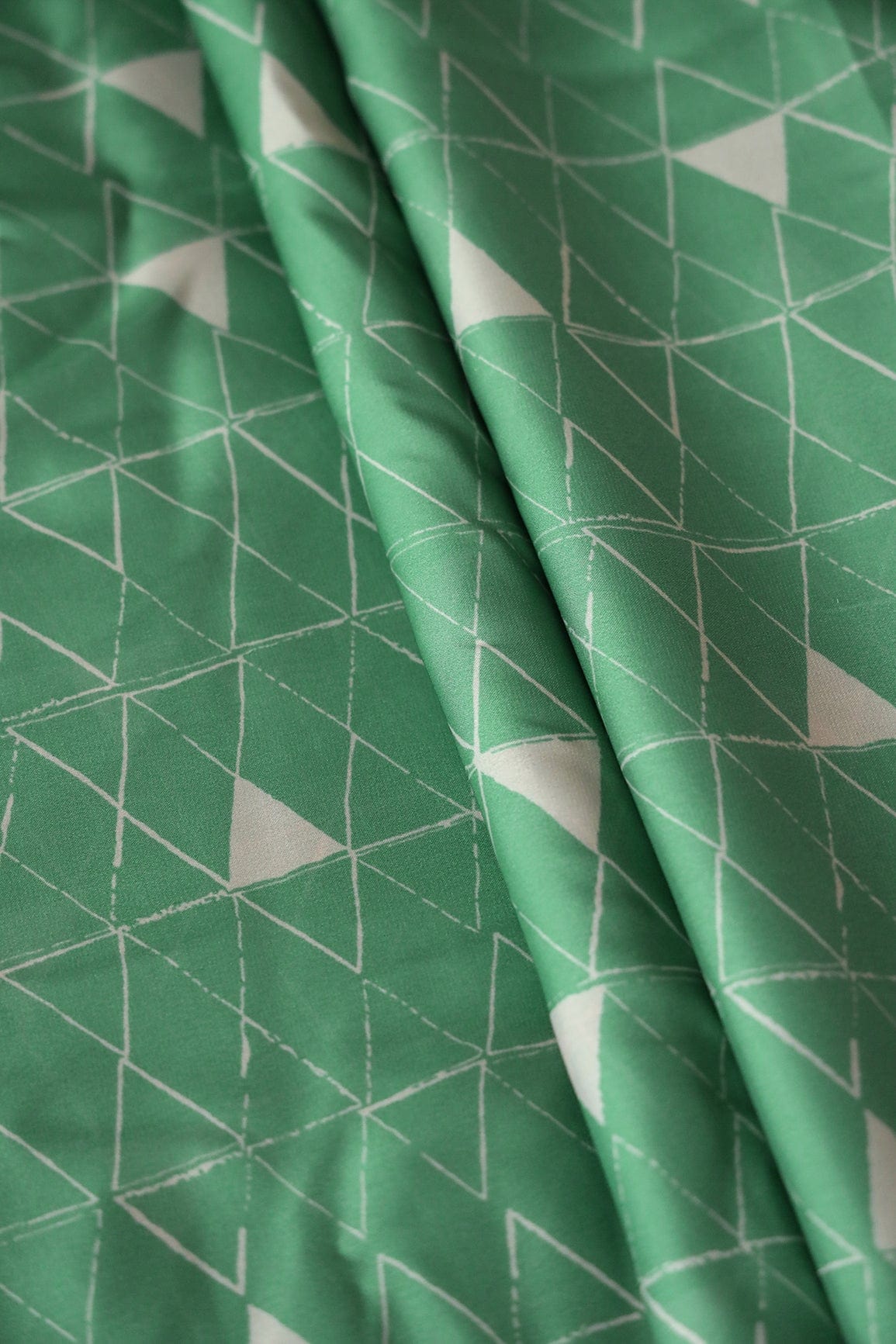 AIzaSyBcstauz-XMPRhEY21AUzeo032pxrXB5Ug - Green And Cream Geometric Pattern Digital Print On Georgette Satin Fabric